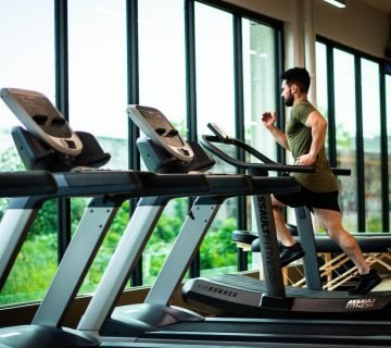 Thuis fit worden met een loopband en crosstrainer